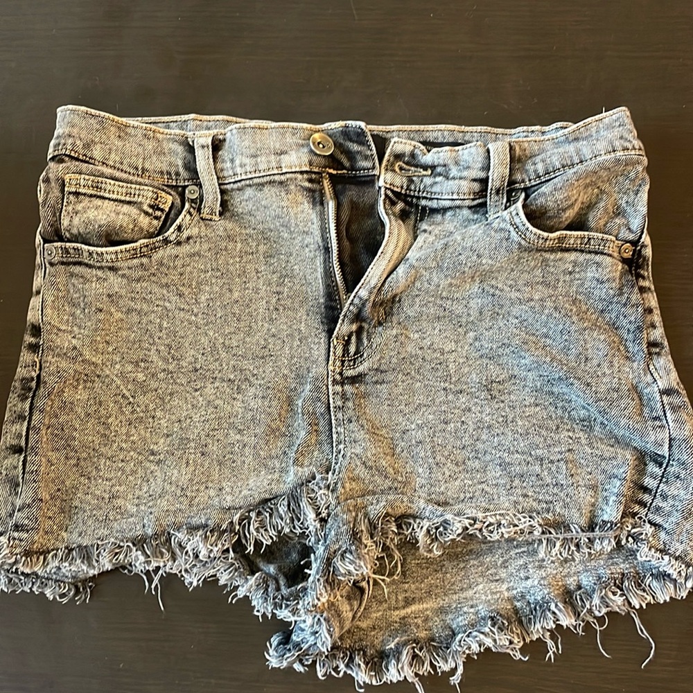 Kendall + Kylie “The Drifter High Rise”, black jean shorts